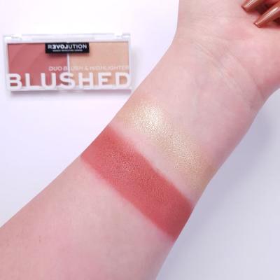 Revolution Relove Colour Play Blushed Duo Blush &amp; Highlighter Контурираща палитра за жени 5,8 g Нюанс Kindness