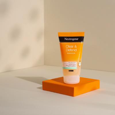 Neutrogena Clear &amp; Defend Facial Scrub Ексфолиант 150 ml