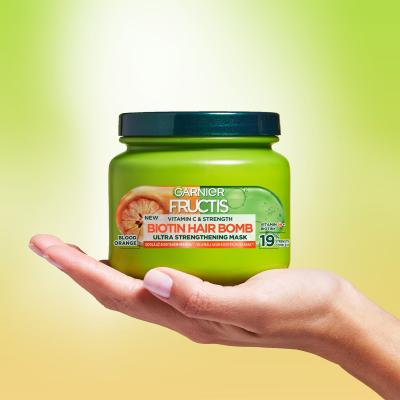 Garnier Fructis Vitamin &amp; Strength Biotin Hair Bomb Маска за коса за жени 320 ml