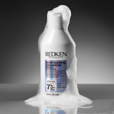 Redken Acidic Bonding Concentrate Dream Big Подаръчен комплект шампоан Acidic Bonding Concetrate 300 ml + балсам Acidic Bonding Concentrate 300 ml + грижа за косата Acidic Bonding Concentrate Leave-In Treatment 150 ml